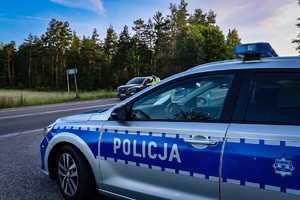 Policjanci badają stan trzeźwości kierowców