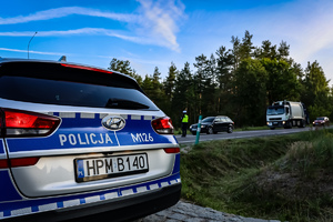 Policjanci badają stan trzeźwości kierowców