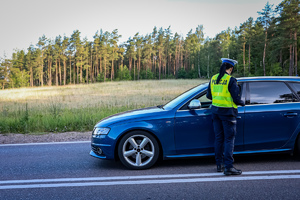 Policjanci sprawdzają stan trzeźwości kierowców