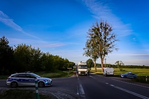 Policjanci sprawdzają stan trzeźwości kierowców