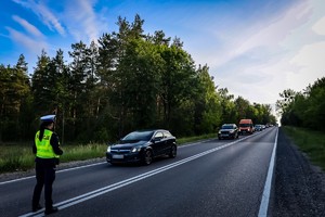 Policjanci sprawdzają stan trzeźwości kierowców