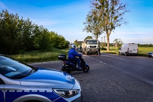 Policjanci sprawdzają stan trzeźwości kierowców