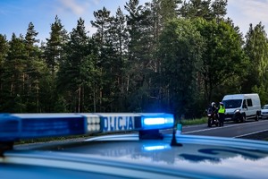 Policjanci sprawdzają stan trzeźwości kierowców