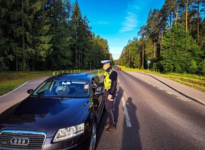 Policjanci sprawdzają stan trzeźwości kierowców