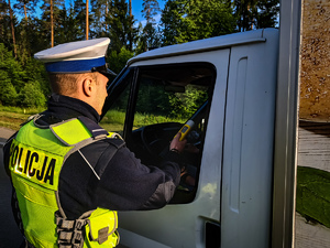 Policjanci sprawdzają stan trzeźwości kierowców