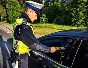 Policjanci sprawdzają stan trzeźwości kierowców