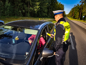 Policjanci sprawdzają stan trzeźwości kierowców