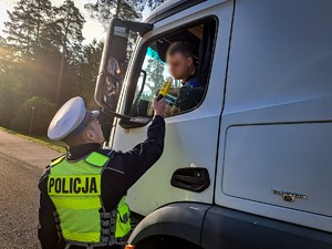 Policjanci sprawdzają stan trzeźwości kierowców