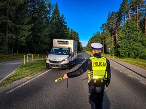 Policjanci badają trzeźwość kierowców