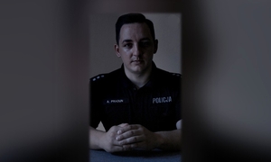 mężczyzna z zaplecionymi rękami