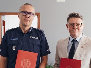 policjant i mężczyzna w garniturze