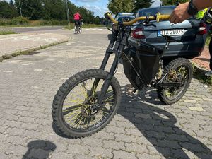 policjanci kontrolują motorower