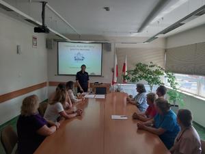 spotkanie policjantki z personelem medycznym