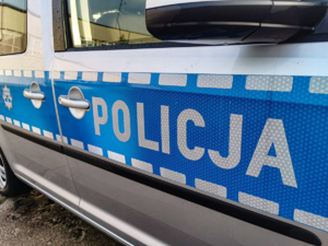 drzwi radiowozu z napisem policja