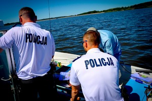 Policjanci pływają łodzią