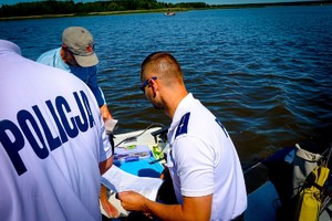 Policjanci pływają łodzią