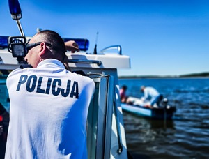 Policjanci pływają łodzią