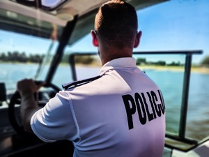 Policjanci pływają łodzią