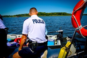 Policjanci pływają łodzią