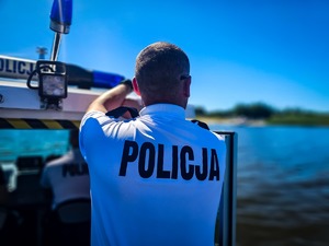Policjanci pływają łodzią