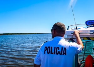Policjanci pływają łodzią