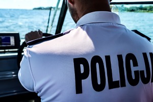 Policjanci pływają łodzią
