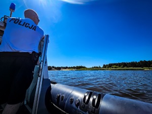 Policjanci pływają łodzią