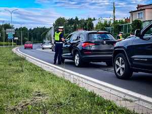 funkcjonariusze policji badających trzeźwość