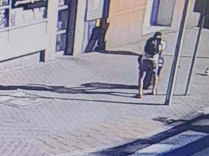mężczyzna z koszem
