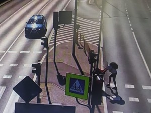 mężczyzna z koszem