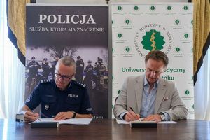 dwóch mężczyzn przy biurku