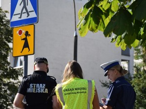 strażnik miejski, pracownica urzędu miejskiego zarząd dróg miejskich, policjantka