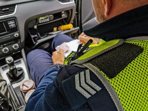 Policjant w radiowozie