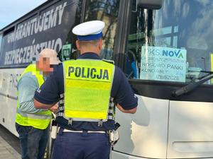 policjanci kontrolują autobusy