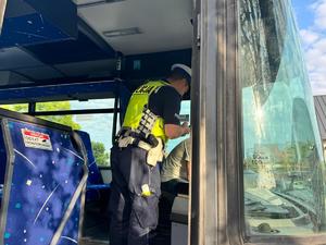 policjanci kontrolują autobusy