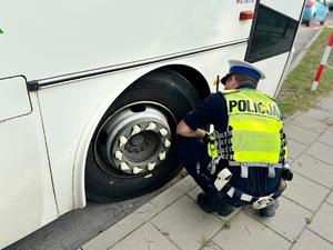 policjanci kontrolują autobusy