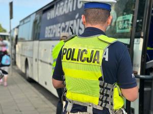 policjanci kontrolują autobusy