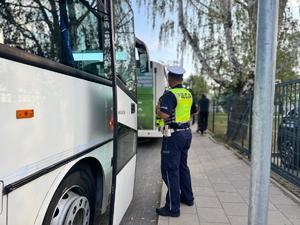 Policjanci kontrolują autobusy