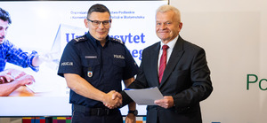 mężczyźni podający sobie rękę