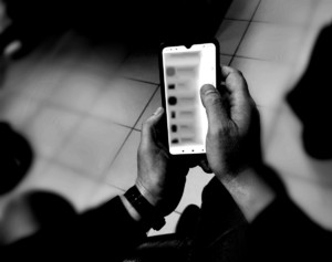 ręce które trzymają telefon