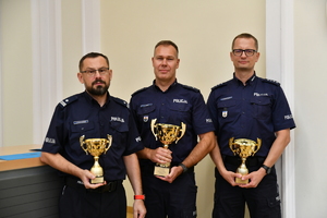 policjanci z pucharami