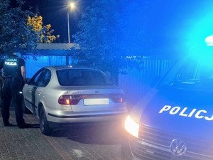 policjanci kontrolują pojazd