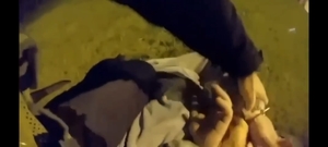 policjant zakładający kajdanki