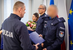 policjant otrzymujący podziękowania
