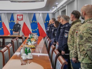 Policjanci na sali z Komendantem Głównym Policji