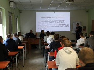 policjanci ruchu drogowego prowadzą szkolenie w word Białystok