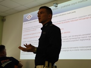 Policjanci ruchu drogowego prowadzą szkolenie w wrod Białystok