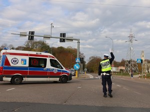 Kierowanie ruchem na skrzyżowaniu przez policjanta