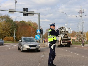Kierowanie ruchem na skrzyżowaniu przez policjanta