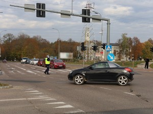 Kierowanie ruchem na skrzyżowaniu przez policjanta